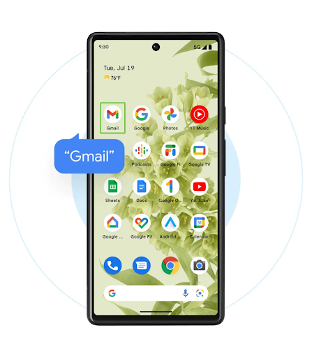 Ein Android-Startbildschirm mit mehreren Symbolen. Ein Symbol ist durch einen grünen Rahmen hervorgehoben und in einer blauen Sprechblase steht „Gmail“.