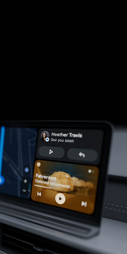 Un écran de voiture affiche une notification de message et une chanson en cours de lecture sur une application de streaming.