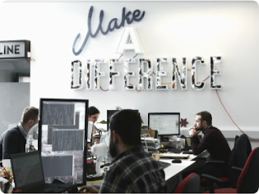 現代的なオフィスで働く AGY47 のチーム。