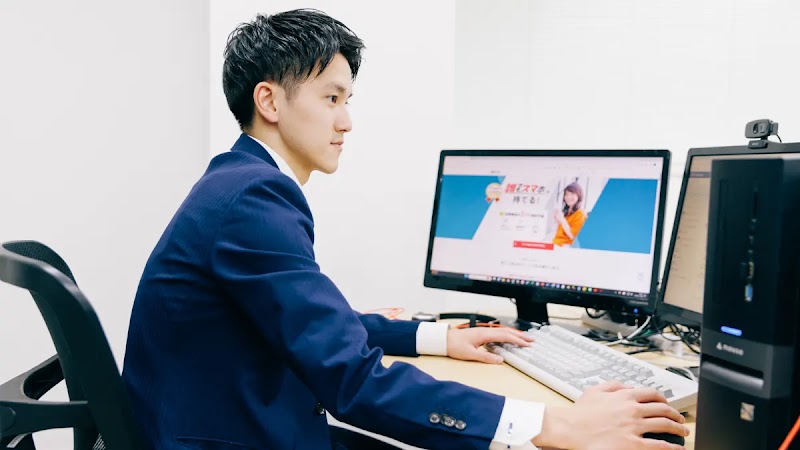 PC に向かって業務中の新庄様