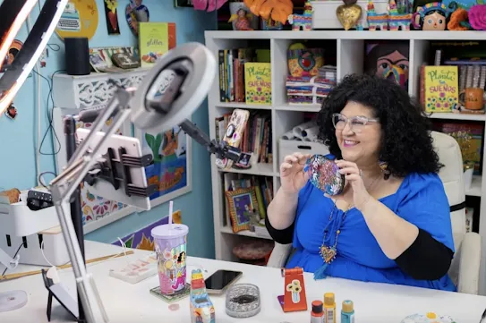 Eine Hobby-Bastlerin streamt live über ihr Smartphone und zeigt ihre Kreationen